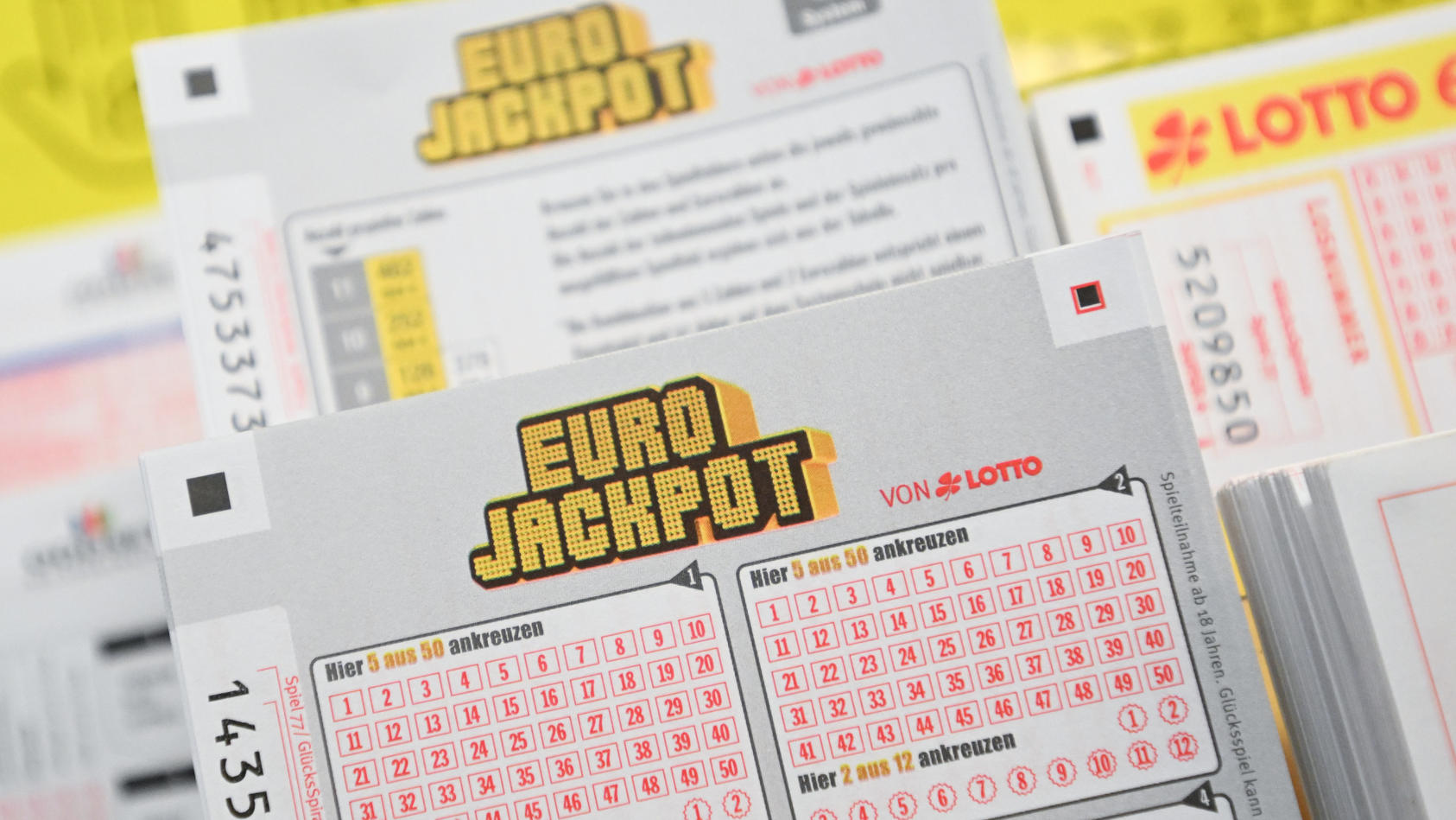 21.07.2022, Baden-Württemberg, Stuttgart: Tippscheine für das Glücksspiel Euro Jackpot liegen an einer Annahmestelle. Erstmals geht es beim Eurojackpot um 120 Millionen Euro. Foto: Bernd Weißbrod/dpa +++ dpa-Bildfunk +++