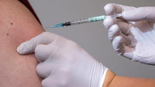 ARCHIV - 19.11.2021, Bayern, Haar: ILLUSTRATION - Ein Mann bekommt im Impfzentrum seine Booster-Impfung (Biontech/Pfizer) gegen das Coronavirus. Die angebliche Zahl schwerer Nebenwirkungen der Corona-Impfungen sind seit Monaten ein Zankapfel in Politik und Gesellschaft. (zu dpa: Gesundheitsministerium löschte Corona-Tweet: Was steckt dahinter?) Foto: Sven Hoppe/dpa +++ dpa-Bildfunk +++