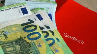 Sparkonto und Euro-Banknoten
