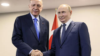 19.07.2022, Iran, Teheran: Das von der staatlichen russischen Nachrichtenagentur Sputnik über AP veröffentlichte Bild zeigt Wladimir Putin (r), Präsident von Russland, und Tayyip Erdogan, Präsident der Türkei, während ihres Treffens im Saadabad-Palast. Putin und Erdogan sind zu einem Gipfeltreffen mit ihrem iranischen Amtskollegen in Irans Hauptstadt Teheran gereist. Foto: Sergei Savostyanov/Pool Sputnik Kremlin/AP/dpa +++ dpa-Bildfunk +++
