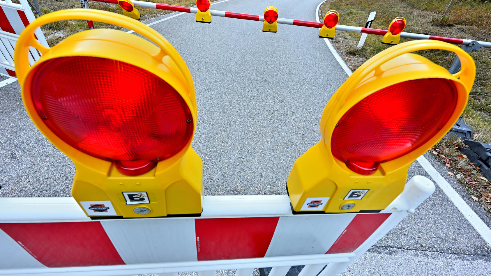 Hier geht es nicht weiter. Straßensperrung auf der Deutschen Alpenstraße bei Bad Reichenhall.