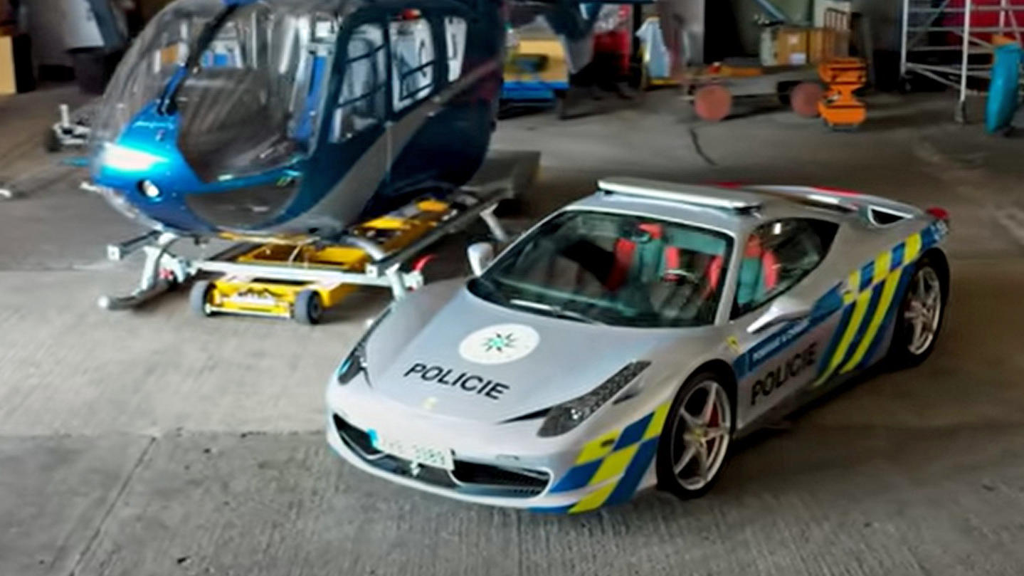 Česká policie loví zločince s Ferrari