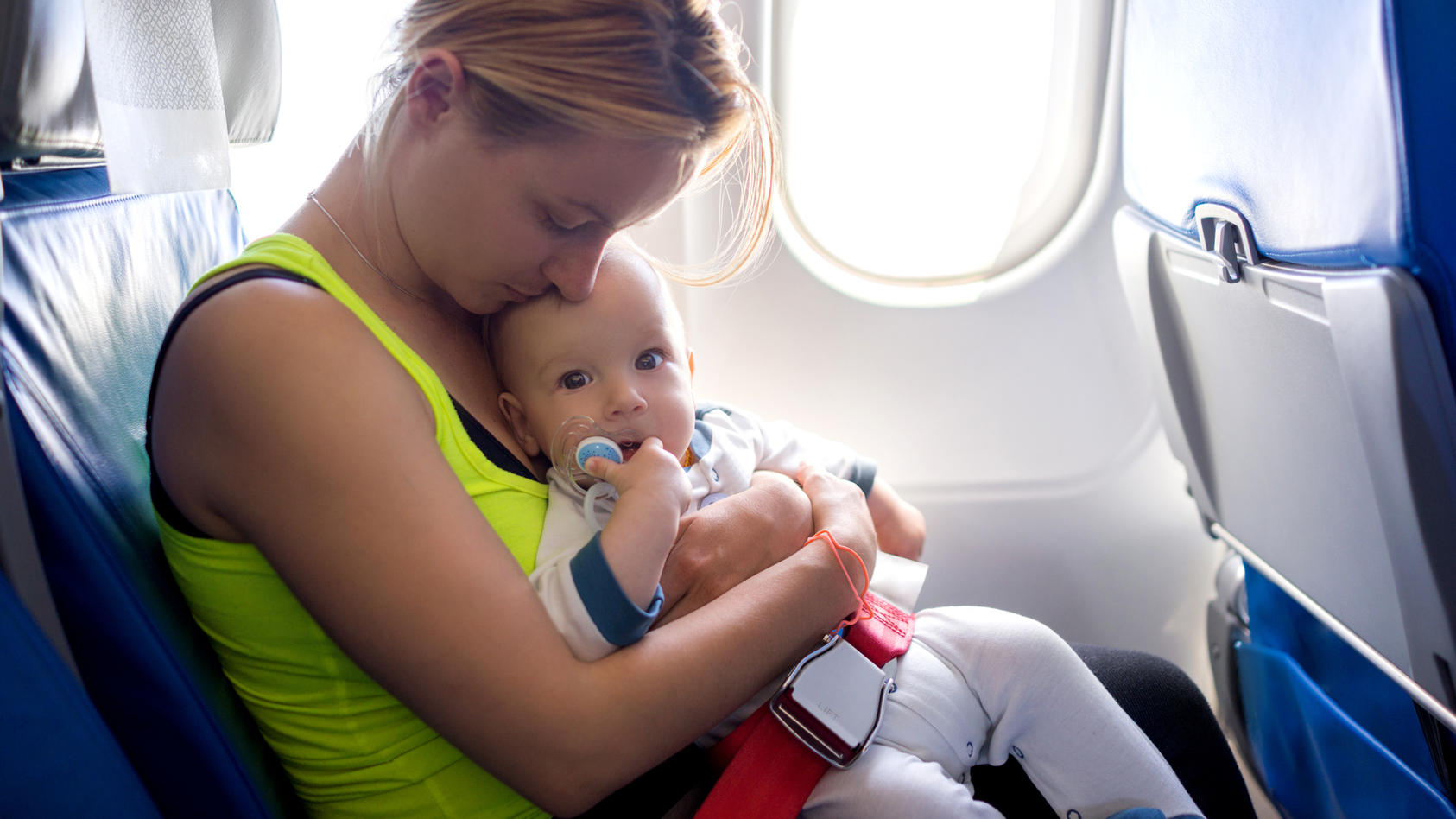 Gefährlicher Flug in den Urlaub: Warum Babys nie auf dem Schoß mitfliegen  sollten