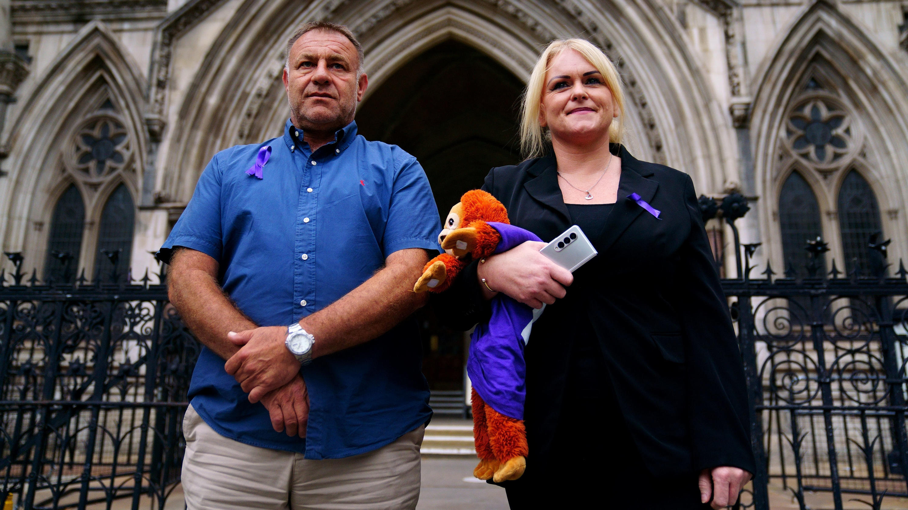 Großbritannien, London: Paul Battersbee und Hollie Dance, die Eltern von Archie Battersbee. dem zwölfjährigen Jungen, der nach einem schweren Hirnschaden vor drei Monaten im Koma liegt. Er muss von Ärzten keine lebenserhaltenden 