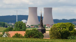 27.07.2022, Niedersachsen, Börry: Blick über den kleinen Ort Börry auf das stillgelegte Atomkraftwerk Grohnde. Der Tüv-Verband hält eine rasche Wiederinbetriebnahme der drei Atomkraftwerke für möglich, die Ende vergangenen Jahres stillgelegt wurden. Nach 36 Jahren war das Kernkraftwerk im Weserbergland bei Hameln am 31. Dezember 2021 vom Netz gegangen. Das niedersächsischen Umweltministerium rechnet derweil damit, dass die Genehmigung für den Rückbau des AKW Grohnde bis Jahresende 2022 erteilt wird. Foto: Melissa Erichsen/dpa +++ dpa-Bildfunk +++