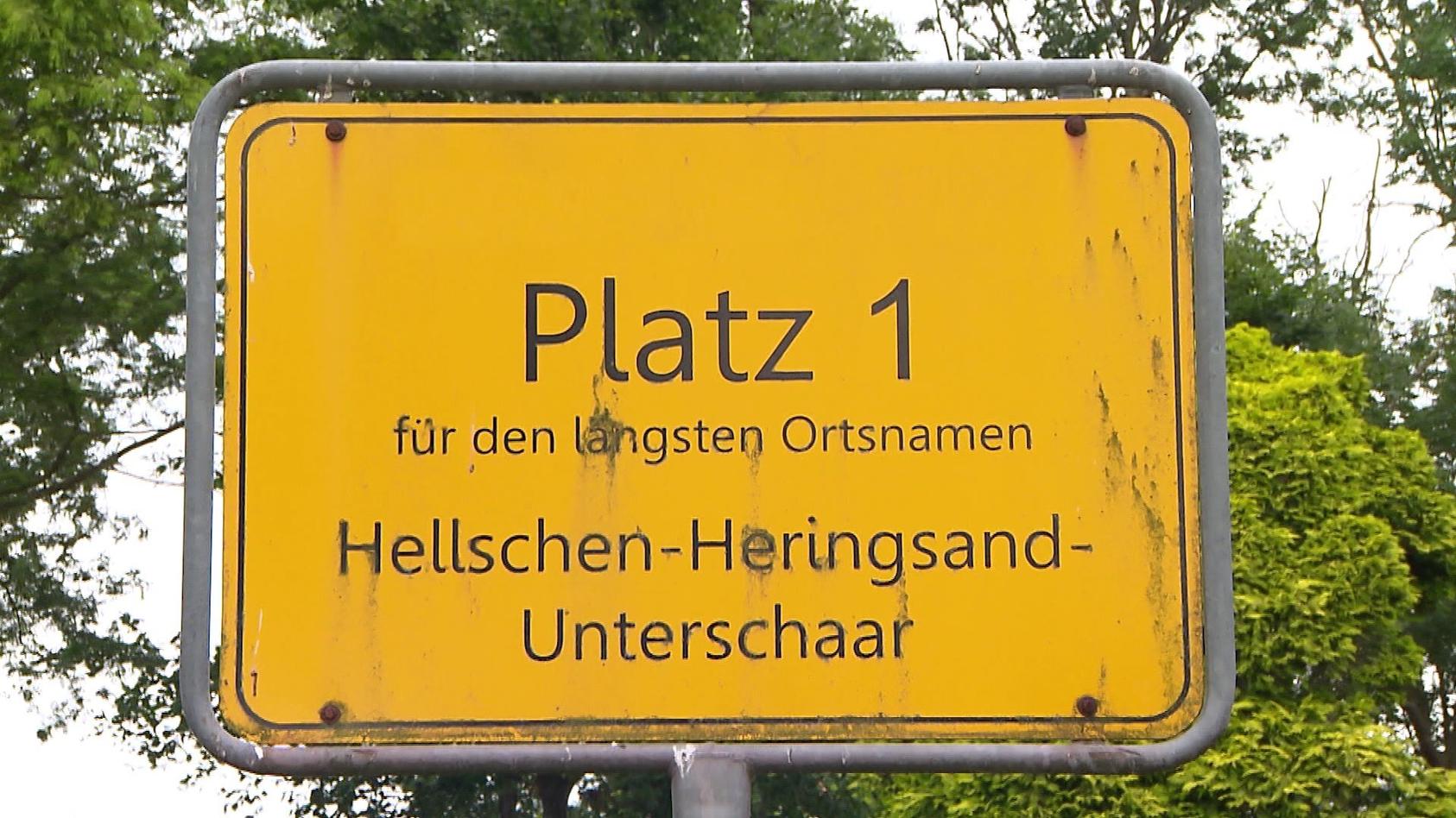 Auf dem Schild im Ortsteil Hellschen ist der Rekord schwarz auf gelb zu sehen - hier steht ein großer "Platz 1" für den längsten Ortsnamen Deutschlands.