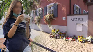 Nach dem gewaltsamen Tod der 14 Jahre alten Ayleen A. haben viele Menschen Blumen, Kuscheltiere und Kerzen vor dem Rathaus in ihrem Heimatdorf Gottenheim abgestellt, um ihrer Betroffenheit Ausdruck zu verleihen.