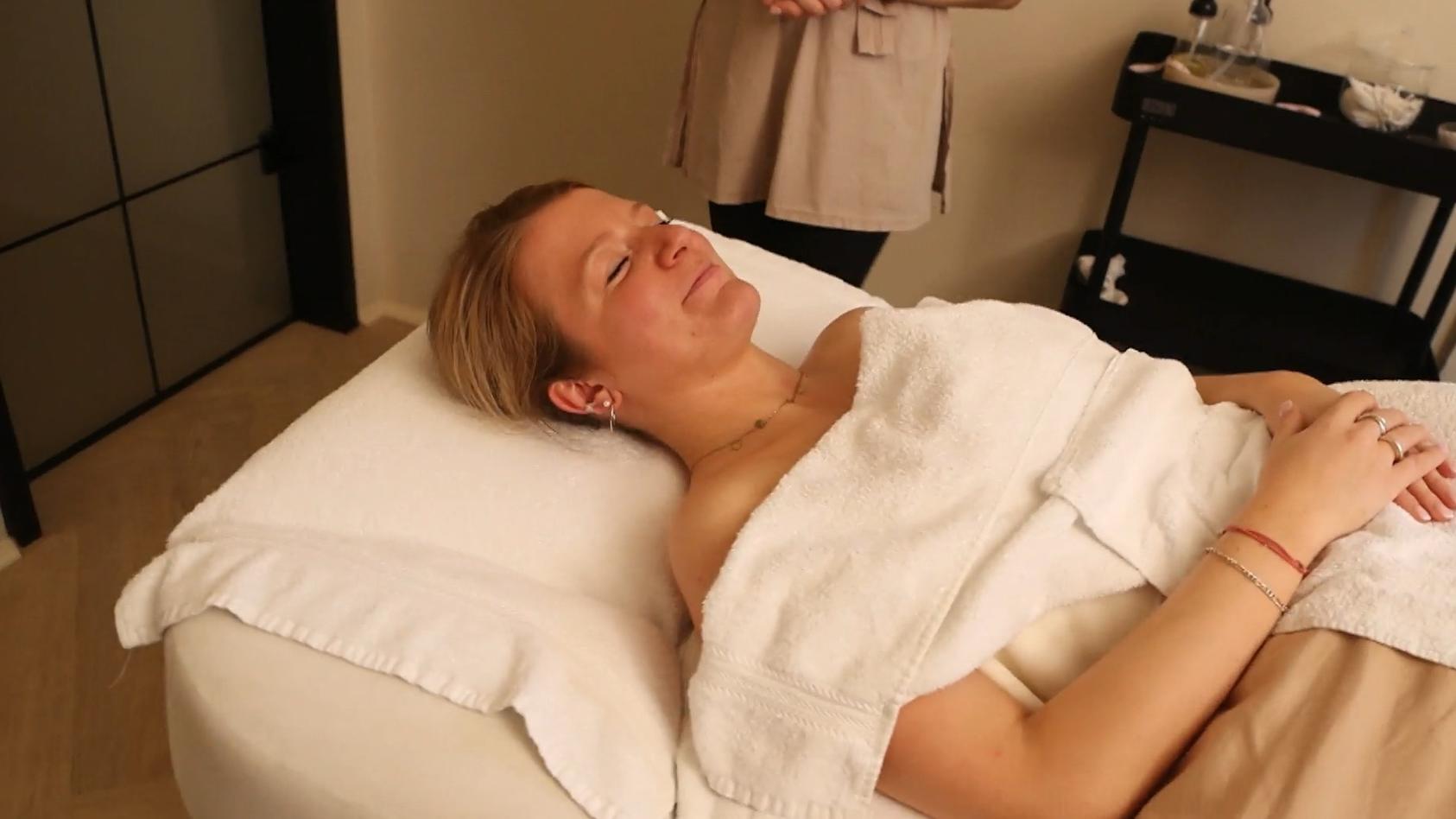 bringt-das-wirklich-was-reporterin-testet-lymph-massage