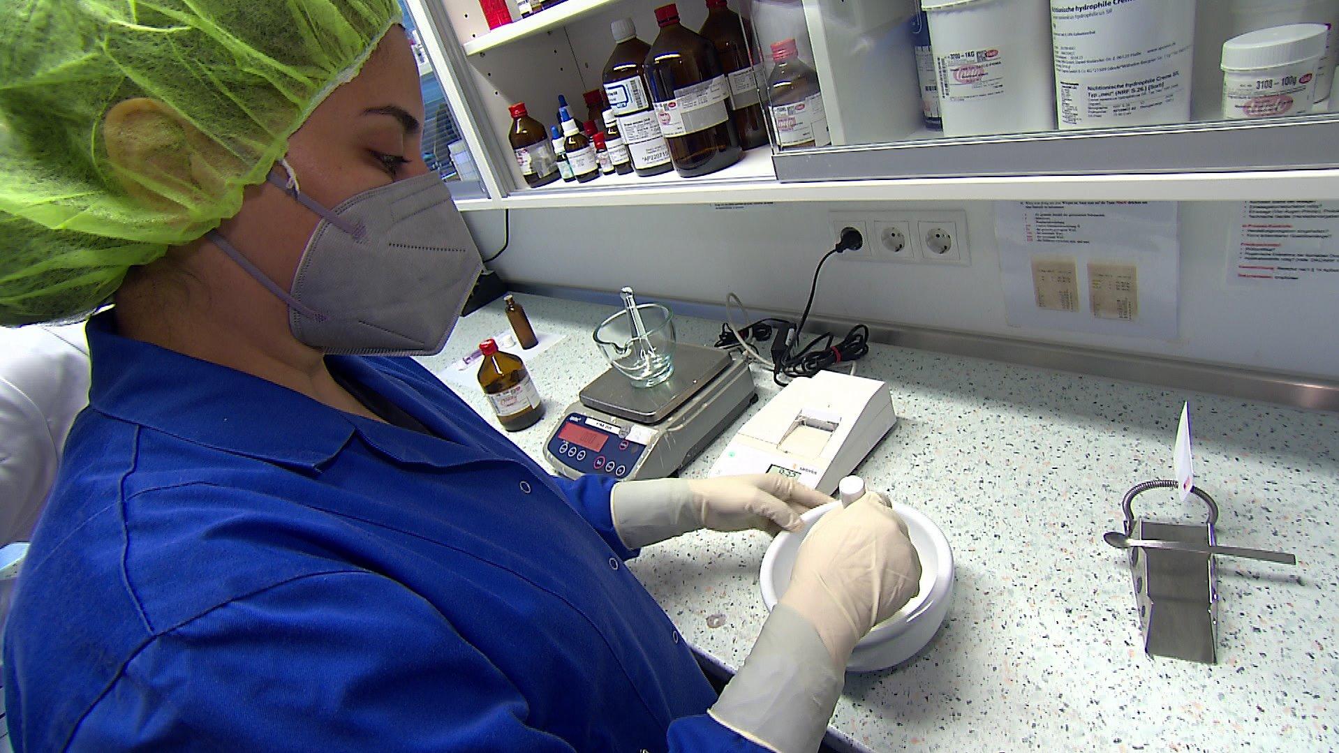 Im Labor der Apotheken wird der Fiebersaft aus gemörserten Tabletten und einer Flüssigkeit hergestellt.