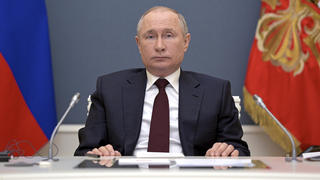 ARCHIV - 22.04.2021, Russland, Moskau: Wladimir Putin, Präsident von Russland, bereitet sich auf die Teilnahme an einem virtuellen Klima-Gipfel, zu dem US-Präsident Biden dutzende Staats- und Regierungschefs eingeladen hat, vor. (zu dpa "Gerüchte um Putins Gesundheit - oder: was verraten äußere Merkmale?") Foto: Alexei Druzhinin/Pool Sputnik Kremlin/AP/dpa +++ dpa-Bildfunk +++