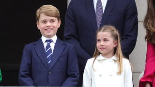 Britain's Queen Elizabeth, Prince George, Prince William, Princess Charlotte, Prince Louis and Catherine, Duchess of Cambridge stand on the balcony during the Platinum Pageant, marking the end of the celebrations for the Platinum Jubilee of Britain's Queen Elizabeth, in London, Britain, June 5, 2022. Chris Jackson/Pool via REUTERS