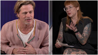 Brad Pitt bestaunt die Tattoos einer ntv-Reporterin.