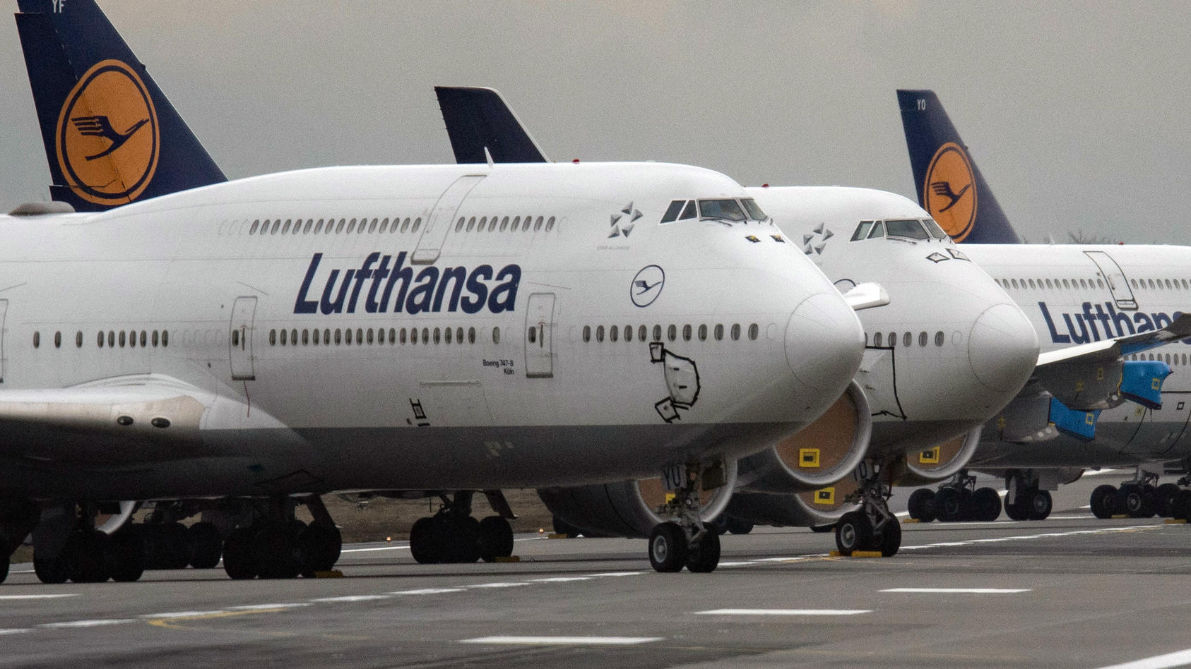 ARCHIV - 28.12.2020, Hessen, Frankfurt/Main: Lufthansa-Jets vom Typ Boeing 747 stehen auf der Landebahn Nordwest des Flughafens Frankfurt. Verdi fordert 9,5 Prozent mehr für rund 20 000 Bodenbeschäftigte der Lufthansa. Foto: Boris Roessler/dpa +++ dp