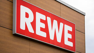 Rewe deutscher Supermarkt Logo an der Fassade das Lebensmittel Einzelhandel Geschäftes
