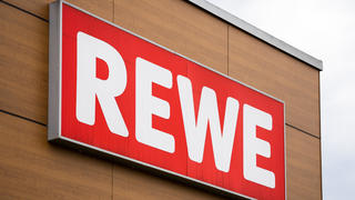 Rewe deutscher Supermarkt Logo an der Fassade das Lebensmittel Einzelhandel Geschäftes
