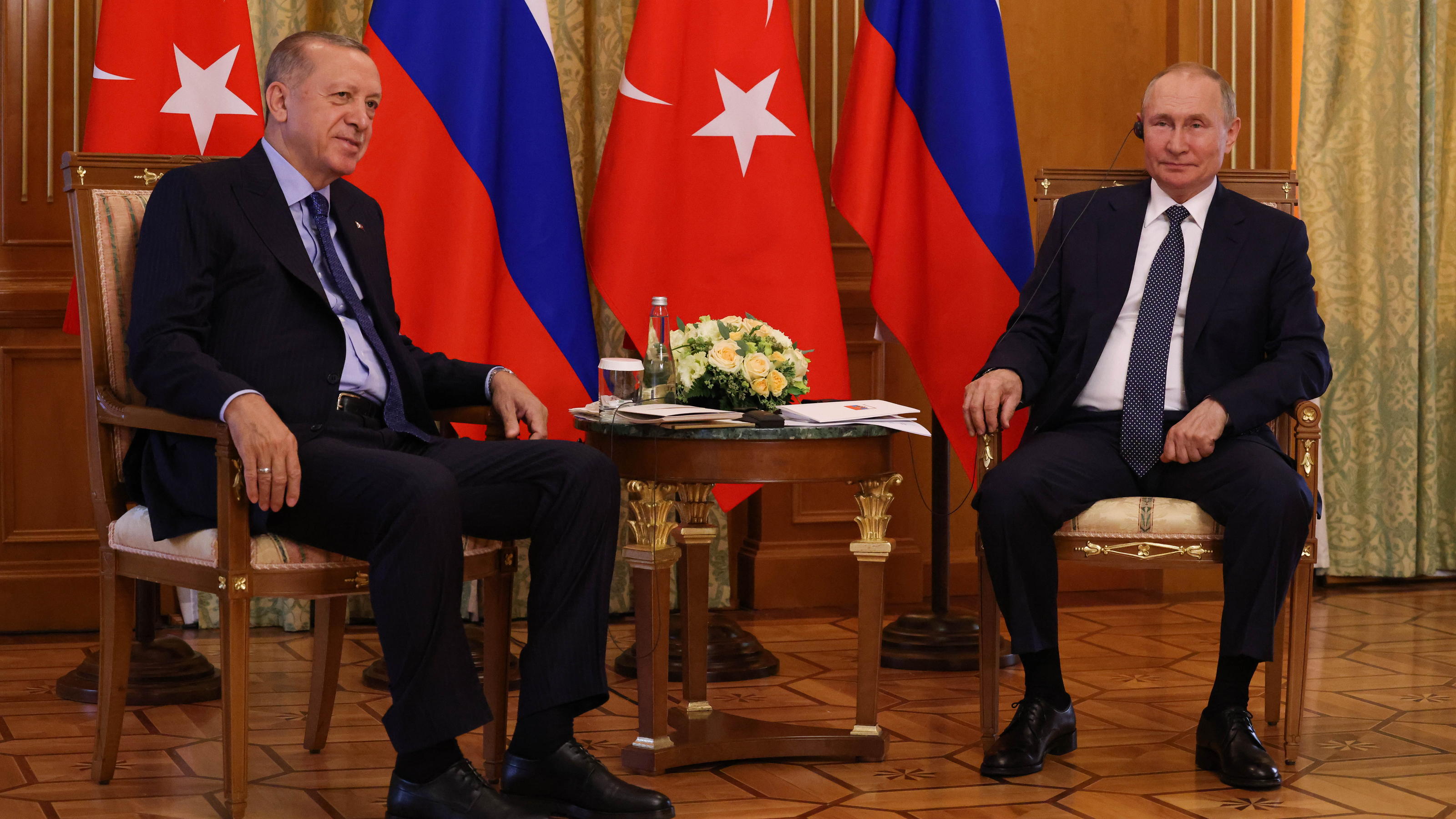 SOCHI, RUSSIA - AUGUST 5, 2022: Russia's President Vladimir Putin (R) and Turkey's President Recep Tayyip Erdogan during a meeting at the Rus health resort. Vyacheslav Prokofyev/TASS / action press