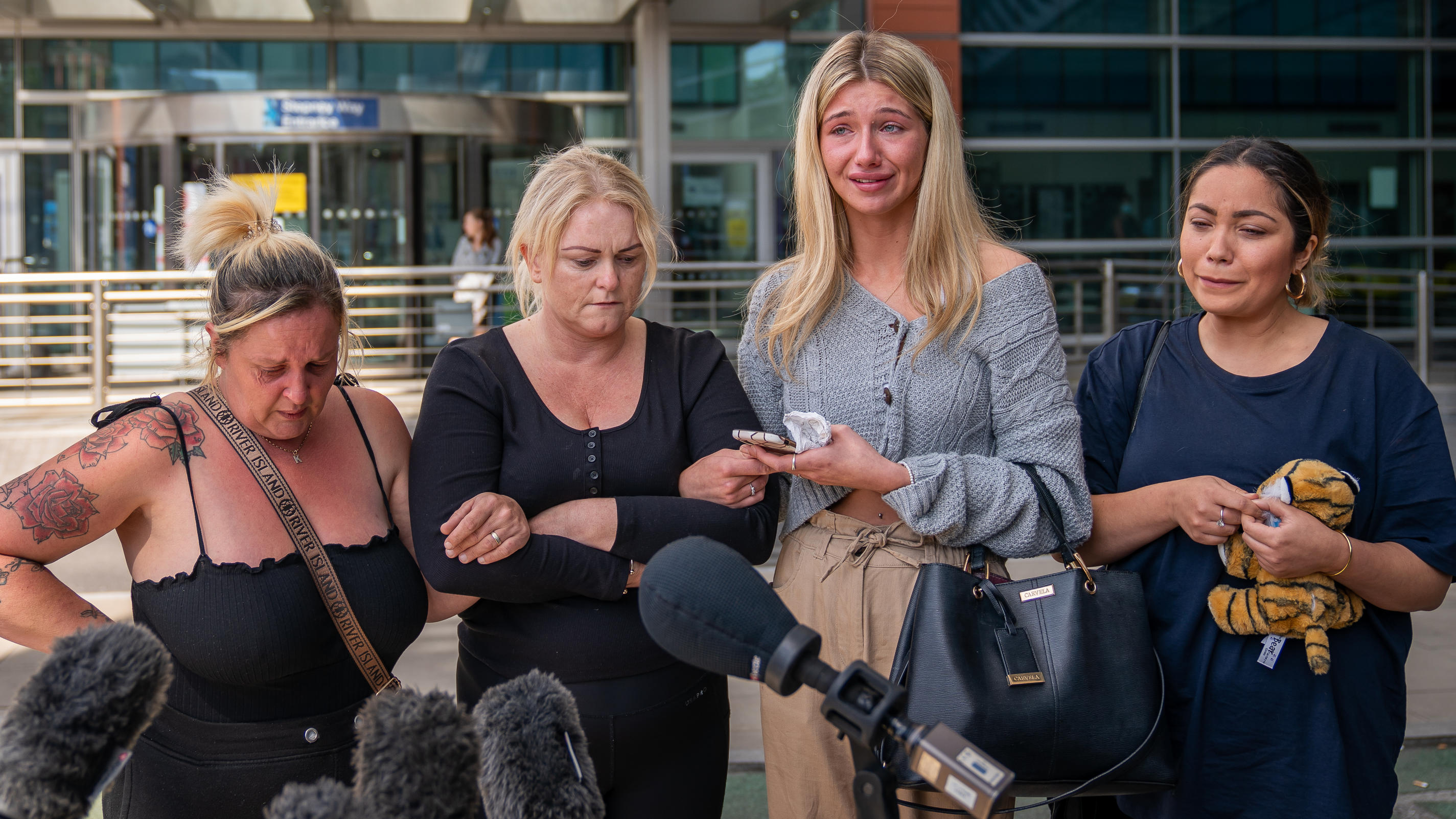Hollie Dance (zweite von links), umgeben von Familie und Freunden, spricht vor dem Royal London Hospital in Whitechapel, East London, zu den Medien nach dem Tod ihres 12-jährigen Sohnes Archie Battersbee.