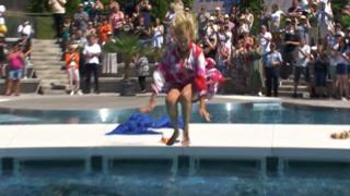 Andrea Kiewel springt im "ZDF Fernsehgarten" in den Pool.