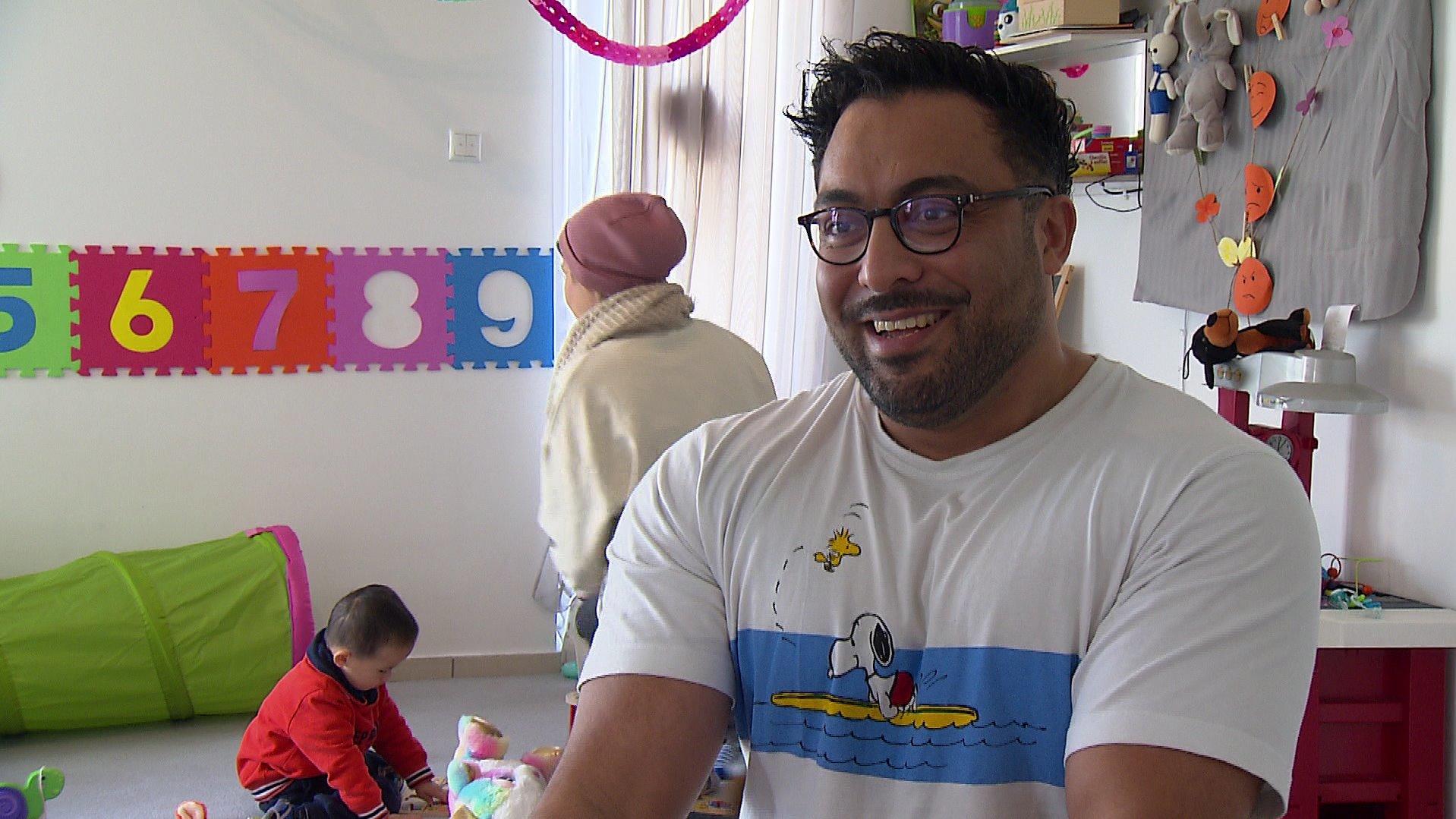 Die Arbeit zaubert ihm dieses Strahlen ins Gesicht: Peyman Bahrani liebt seinen Job als Tagesvater.