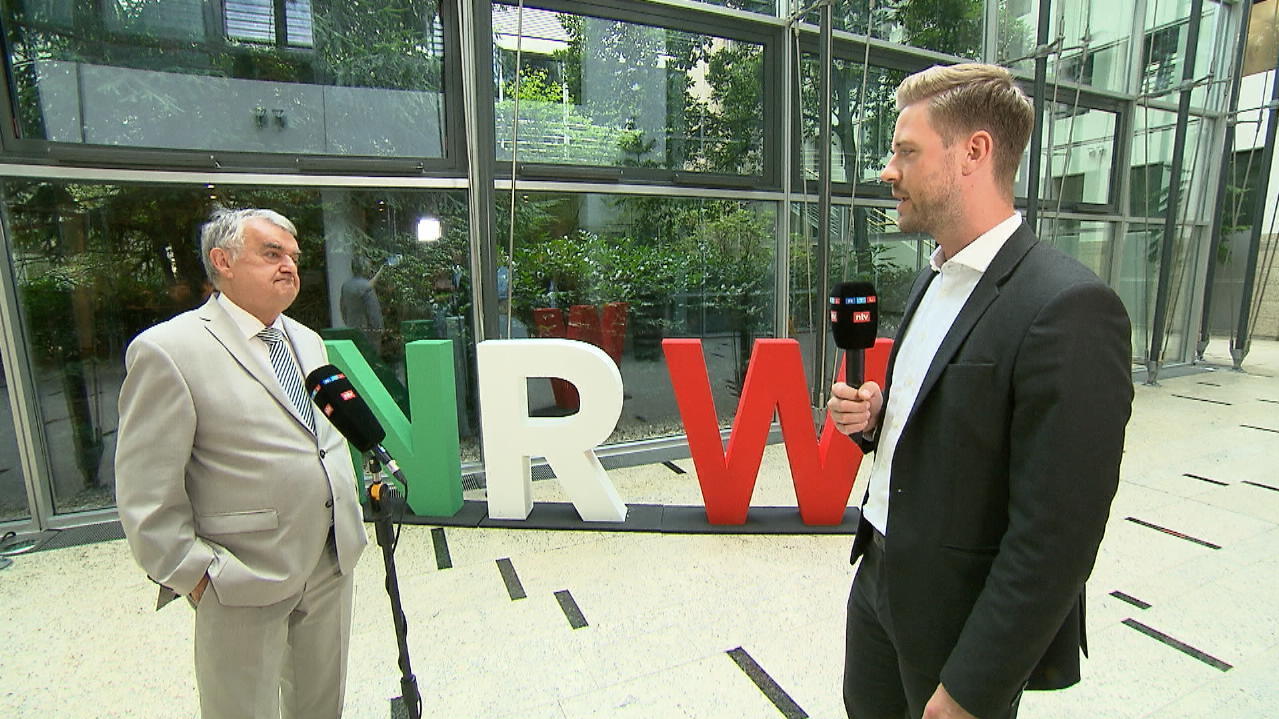 Interview - Gespräch mit NRW-Innenminister