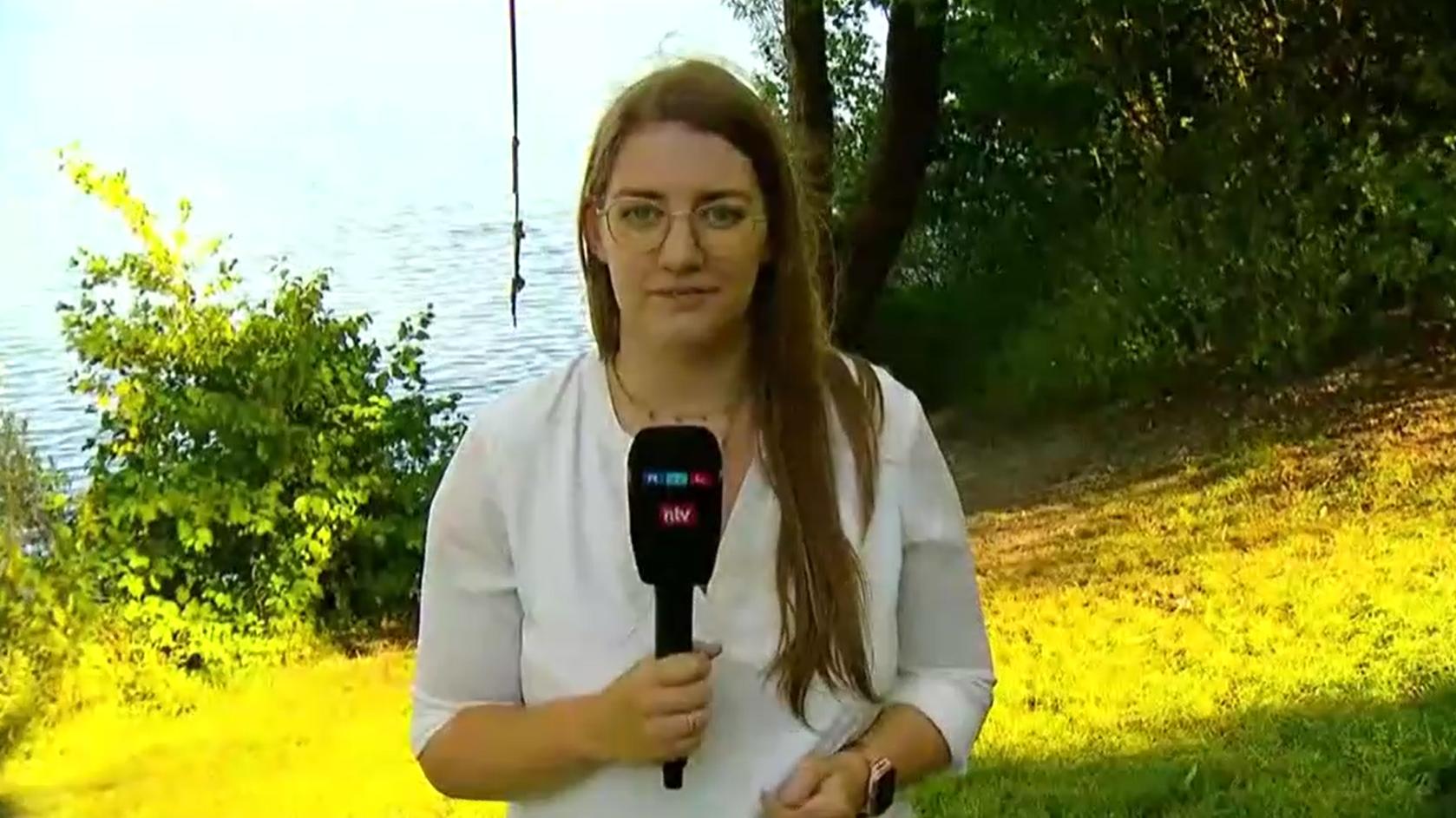 RTL-Reporterin Julia Zimmermann am Ufer des Echinger Sees.