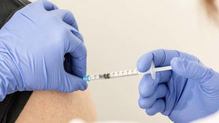  Ärztin setzt Spritze in den Oberarm, Boosterung mit Biontech, Planegg bei München, 25. Januar 2022 DEU, Deutschland, Planegg bei München, 25.01.2022, Ärztin impft einen Patienten, setzt Impf-Spritze mit Biontech in den Oberarm, Boosterung, Drittimpfung, vorher: ärztliche Beratung, Arztpraxis, Injektion, Coronaimpfung, Symbol Impfkampagne, 7-Tage Inzidenz für München über 1500, Omikron, Coronawelle, Coronakrise, Pandemie, COVID-19, Bayern, Januar 2022, Querformat, *** Doctor places syringe in upper arm, boosting with Biontech, Planegg near Munich, 25 January 2022 DEU, Germany, Planegg near Munich, 25 01 2022, doctor vaccinates a patient, places vaccination syringe with Biontech in upper arm, Booster, third vaccination, previous medic