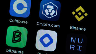 Die Applikation Apps der Kryptowährungs Börsen Coinbase, Crypto.com, Binance, bitpanda, BlockFi und Nuri sind auf dem Display eines iPhone zu sehen.