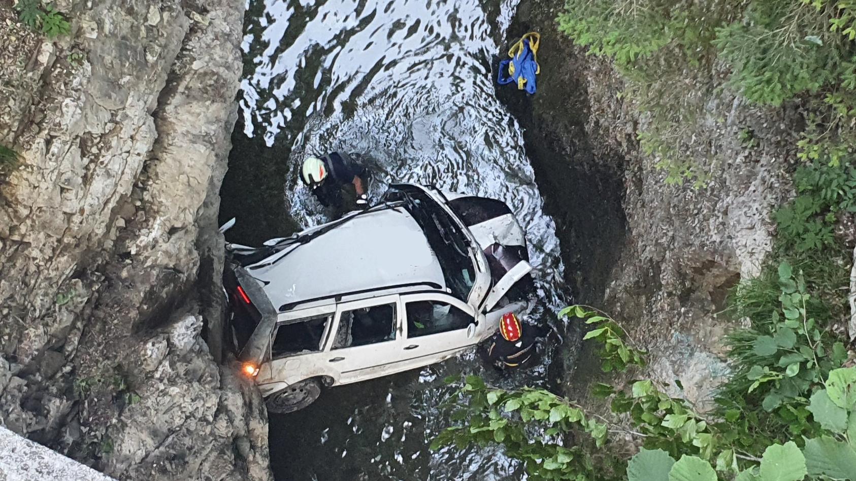 Blick von oben: Der 18-jährige Fahrer kam mit seinem Auto von der Straße ab und stürzte circa 25 Meter in die Tiefe.