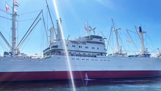An der Seite der Cap San Diego strömt ununterbrochen viel Wasser raus.