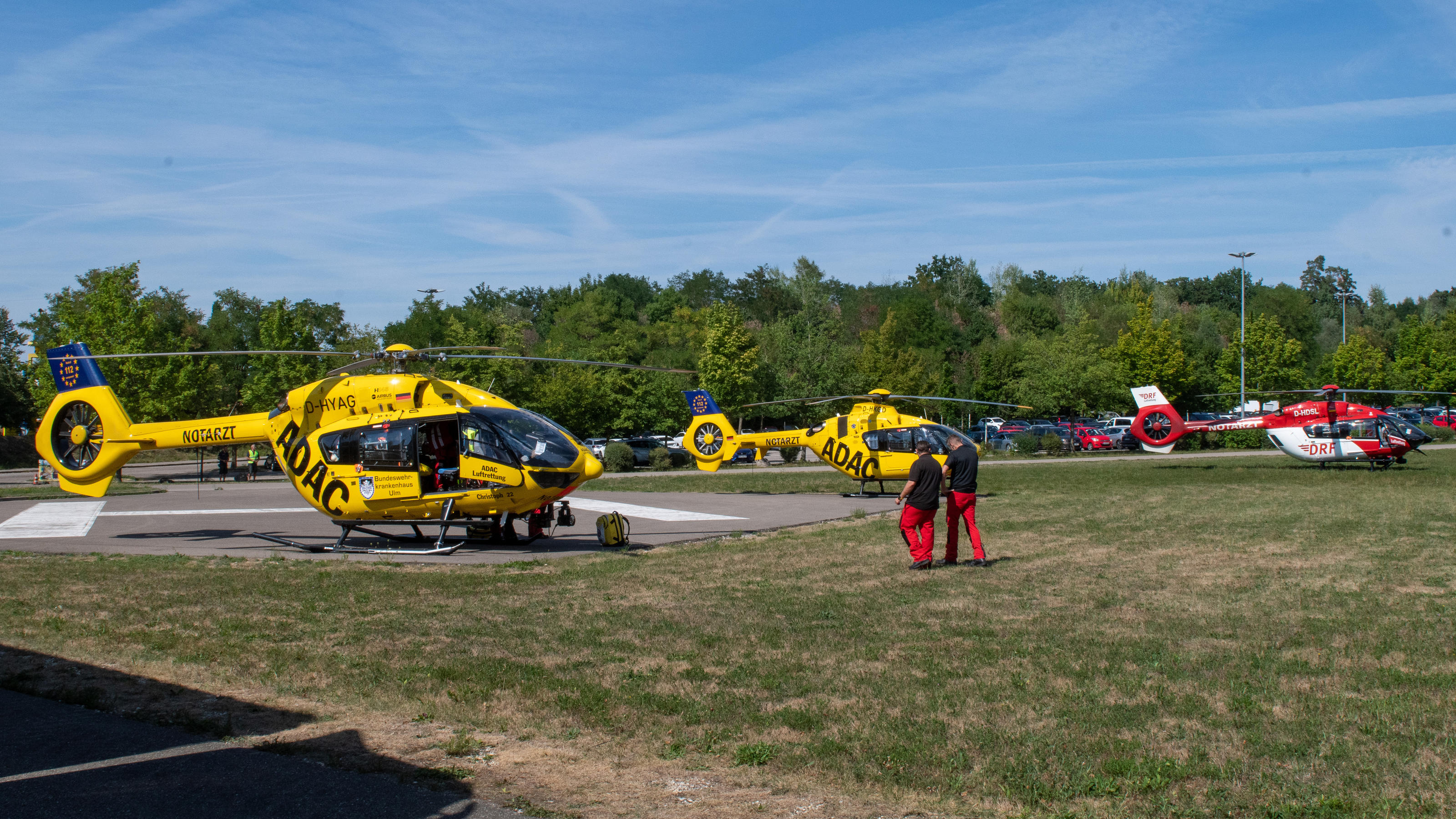Rettungshubschrauber sind auf einem Feld in der Nähe von Legoland zu sehen. Bei dem Unfall auf einer Achterbahn im Legoland im schwäbischen Günzburg sind mindestens 34 Menschen verletzt worden, zwei davon schwer.