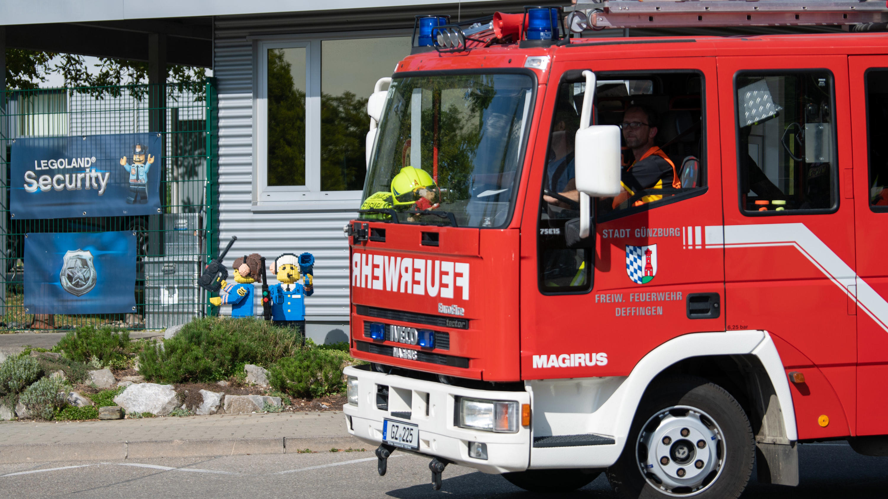 11.08.2022, Bayern, Günzburg: Ein Feuerwehrfahrzeug fährt an der Zufahrt zum Legoland vorbei. Bei einem Unfall auf einer Achterbahn im Legoland im schwäbischen Günzburg sind mindestens 34 Menschen verletzt worden, zwei davon schwer. Foto: Stefan Puch