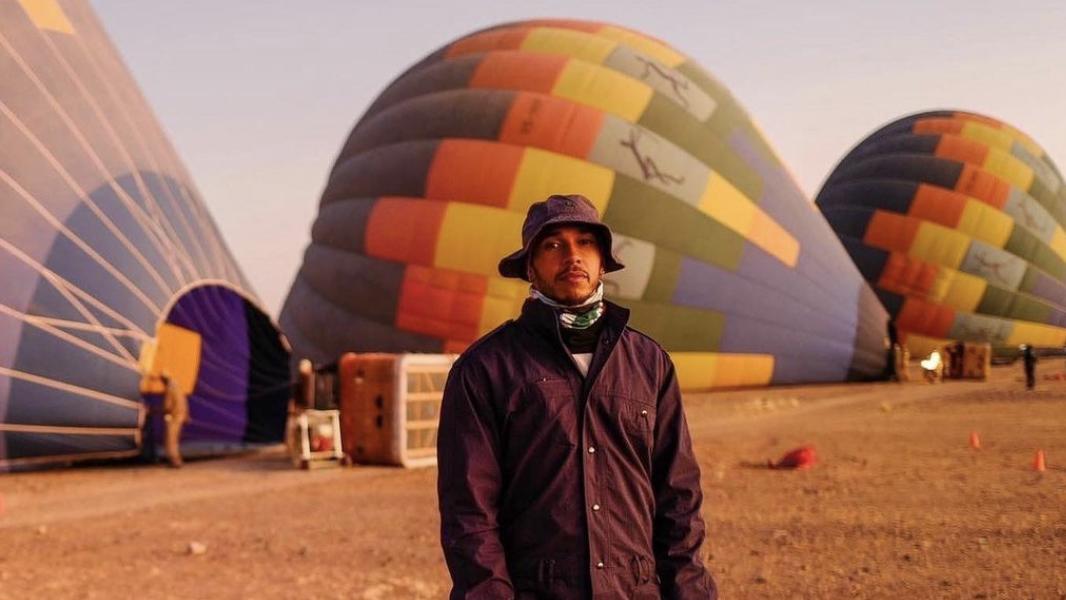 im-heiluftballon-uber-namibia-hamilton-sucht-seine-wurzeln-in-afrika