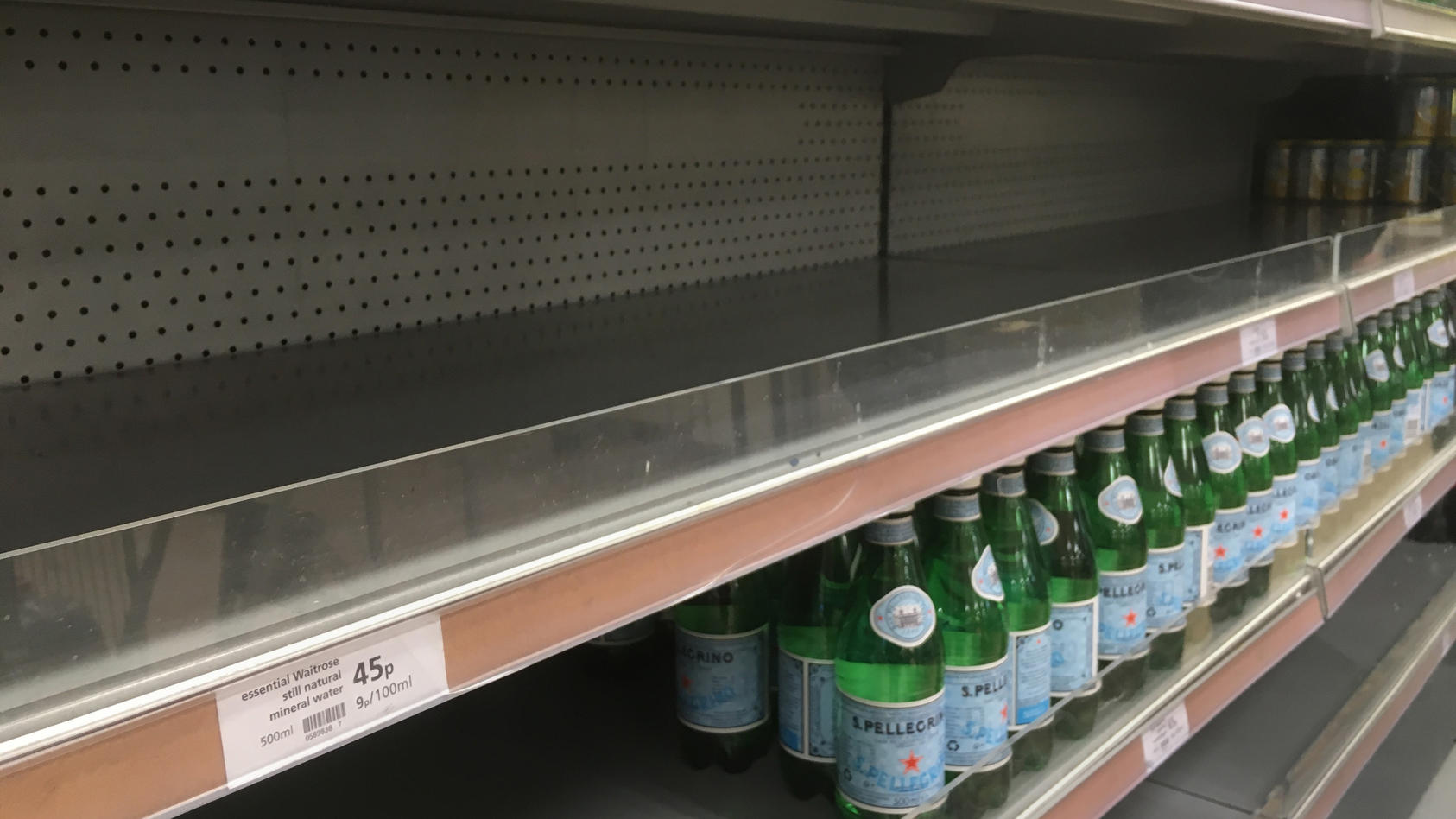 Leere Wasserregale in einem Supermarkt in Großbritannien. Eine Hitzewelle macht dem Land zu schaffen.