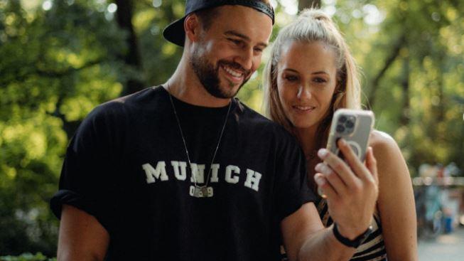 Alex Hindersmann und LAura Papendick machen ihre Liebe offziell