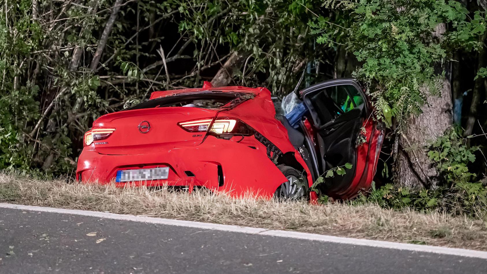Unfall-Drama in Wenden - Auto kracht in Bäume - zwei Tote, 13-Jährige schwer verletzt