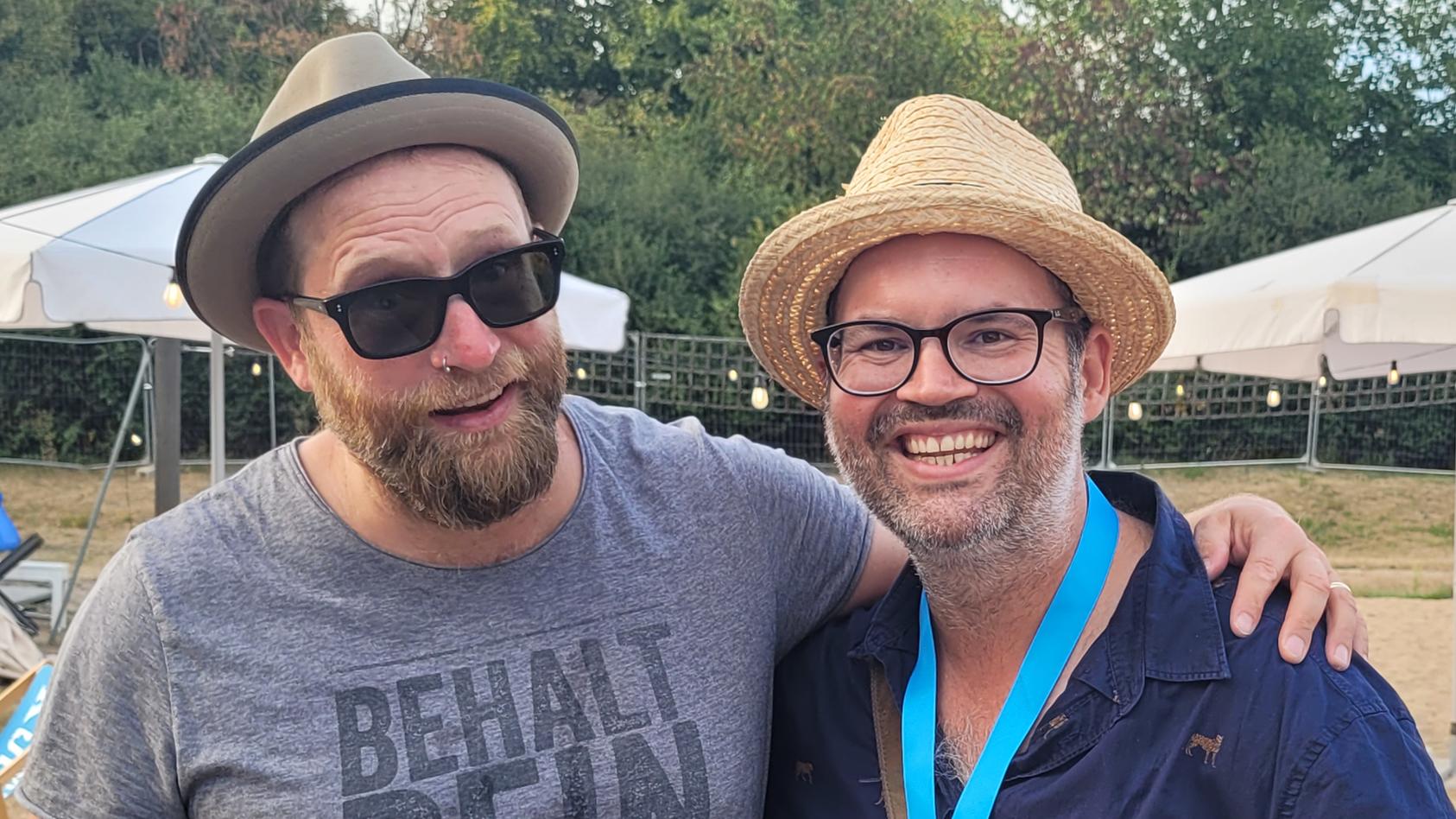 Gregor Meyle und Björn Heuser (v.l.) haben sich in Monheim am Rhein Backstage getroffen