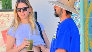Shia LaBeouf greift Mia Goth unters Shirt