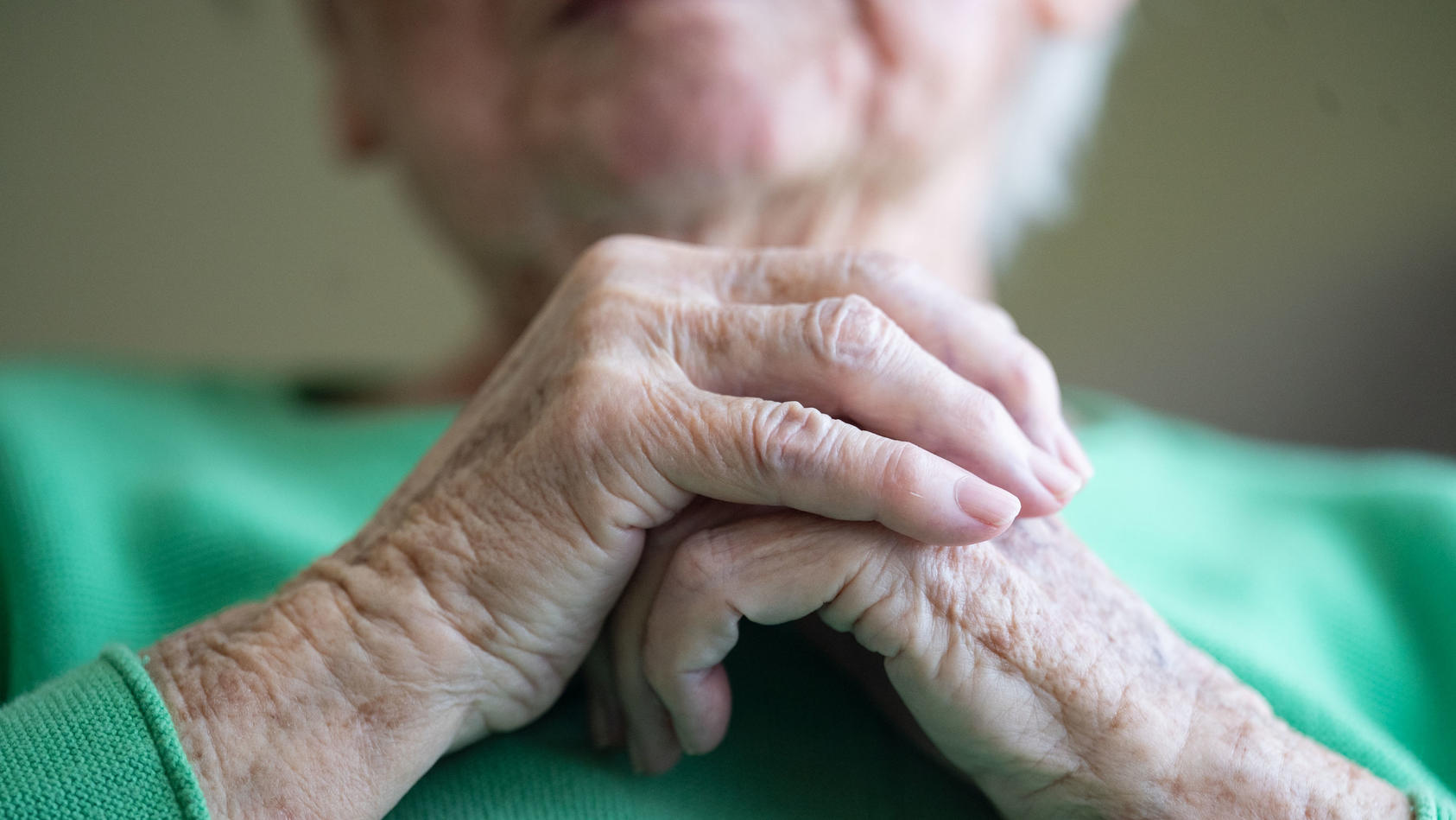 ein-ehemaliger-pfleger-fixierte-eine-89-jahrige-und-schnappte-sich-ihre-goldringe