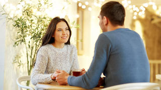 Mann und Frau trinken Tee in einem Café bei einem Date