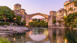 Seit Jahrhunderten verbindet die Brücke von Mostar die verschiedenen Volksgruppen in Bosnien und Herzegowina.