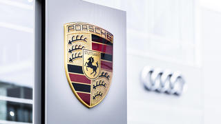  Logo von Audi und Porsche, aufgenommen in Berlin, 01.02.2022. Berlin Deutschland *** Logo of Audi and Porsche taken in Berlin, 01 02 2022 Berlin Germany Copyright: xFlorianxGaertner/photothek.dex