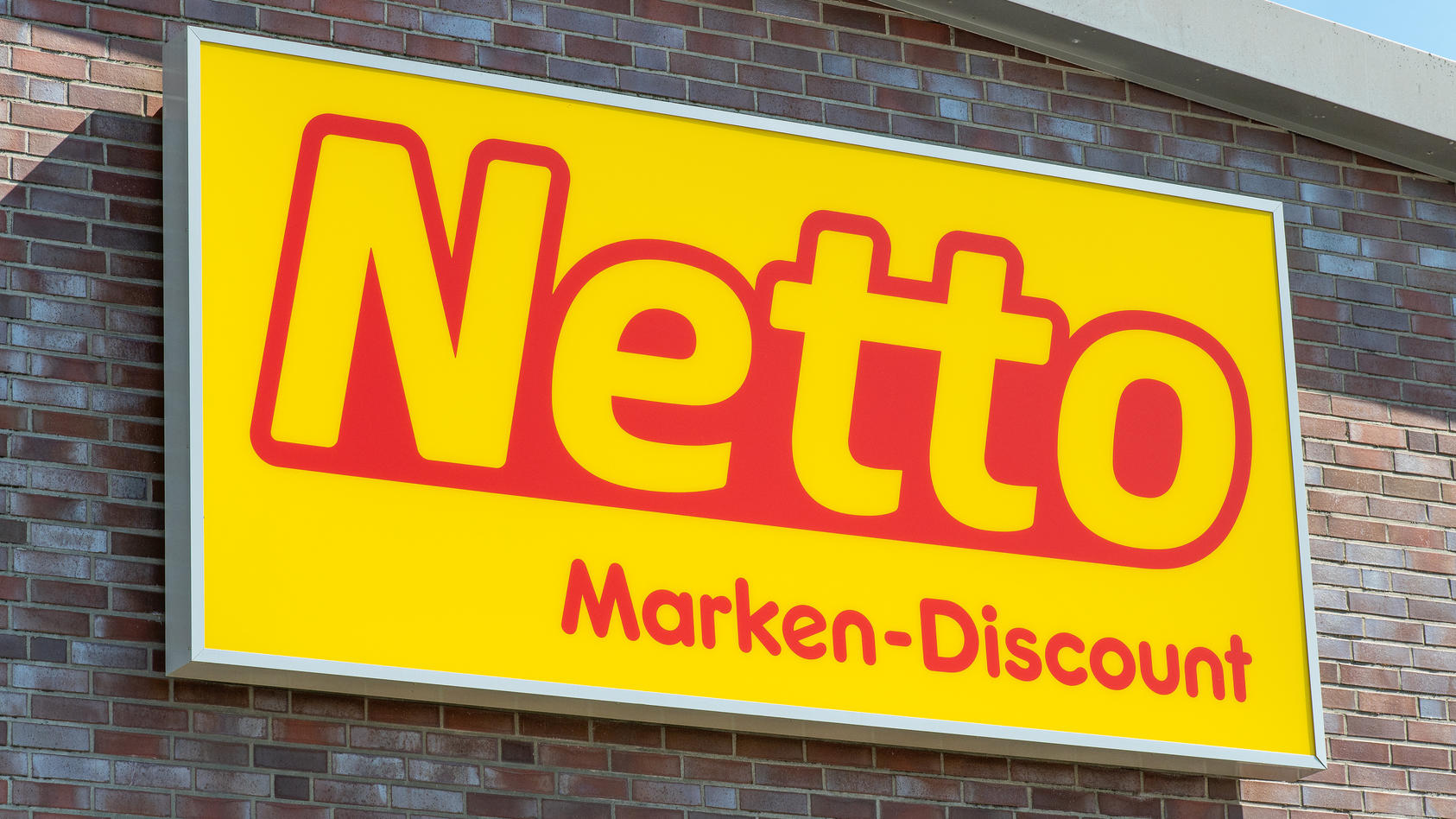 Schleswig, das Firmenschild der Netto Marken-Discount AG & Co. KG an einem Markt. Die Leuchtreklame des Discounters, welches ein Tochterunternehmen der Edeka Zentrale AG & Co. KG ist.