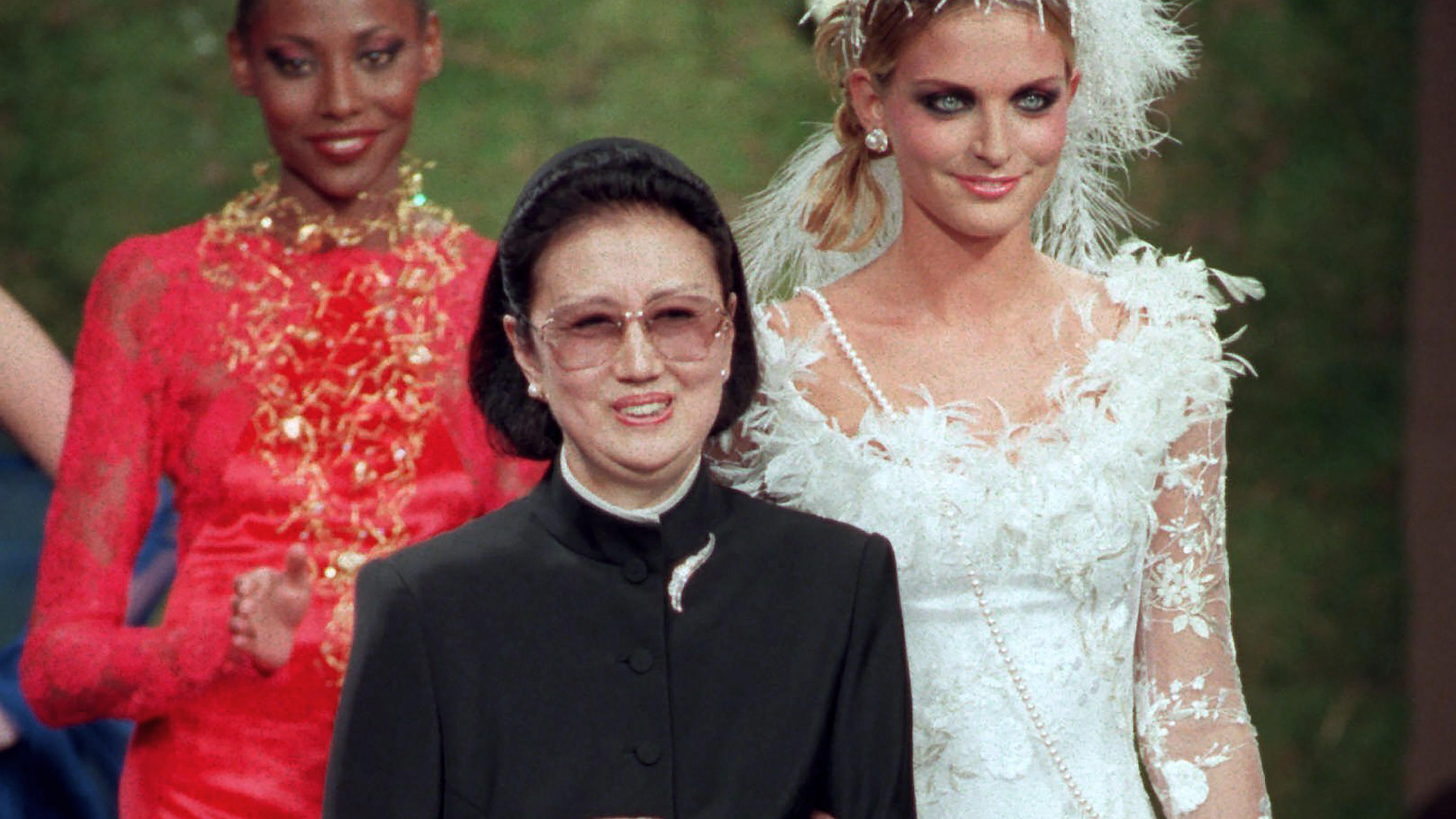 ARCHIV - 09.07.1997, Frankreich, Paris: Die Japanische Modedesignerin Hanae Mori nach der Präsentation ihrer Herbst-Winter-Kollektion 1997-98. Die berühmte japanische Mode-Pionierin Hanae Mori ist im Alter von 96 Jahren gestorben. Die wegen ihrer cha