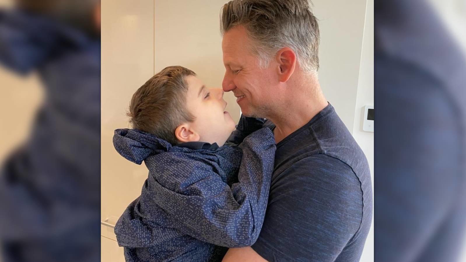 Henry und sein Vater, NBC-Moderator Richard Engel, kuscheln