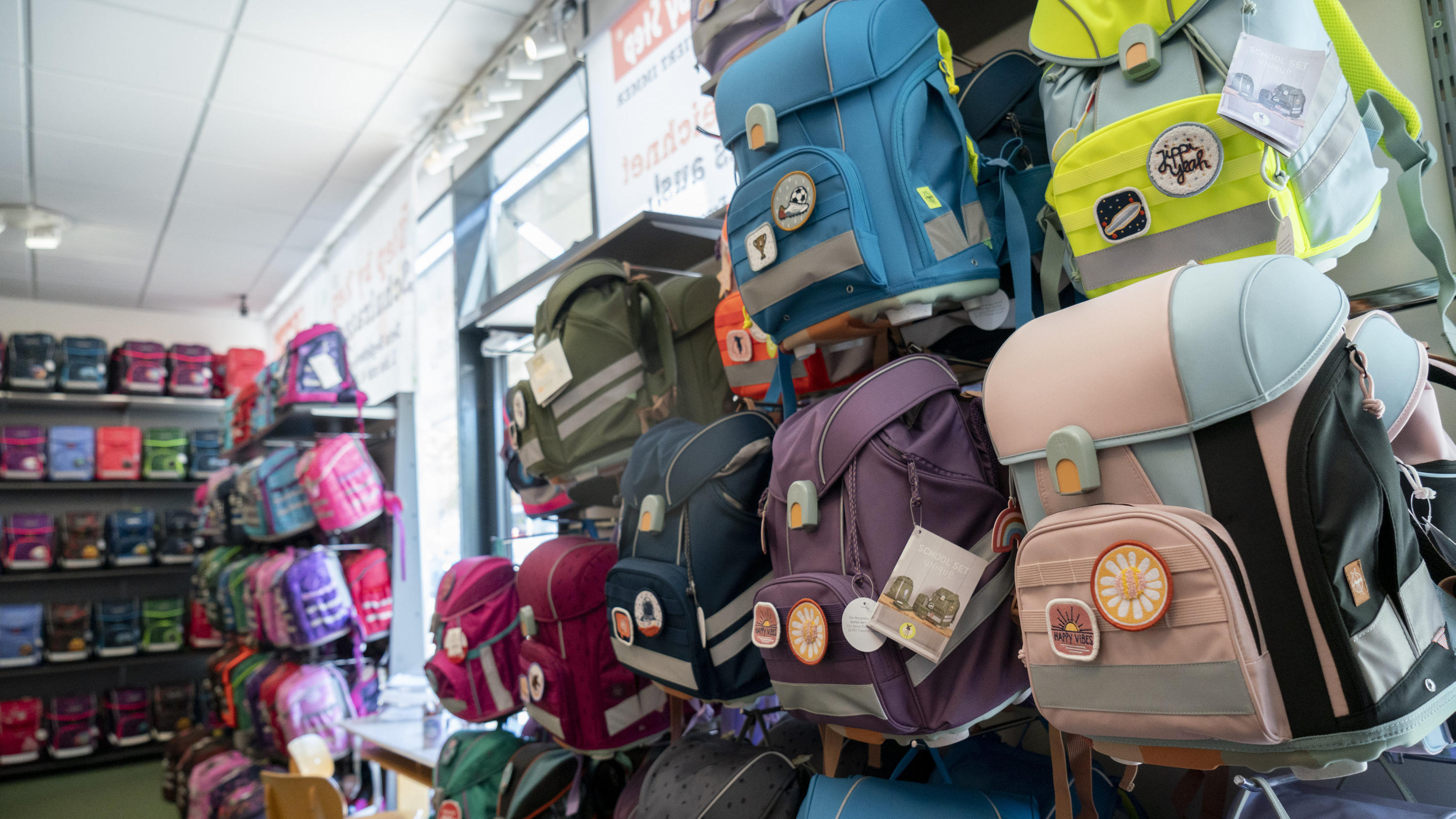 Schulstart in Deutschland: Vor allem für Eltern von Erstklaesslern bedeutet das: Einkaufen neuer Schulsachen. 