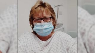 Die Britin Diane Boothby in einem Krankenhauskittel