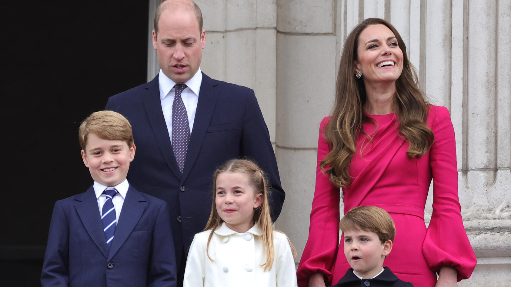 ARCHIV - 05.06.2022, Großbritannien, London: Prinz George (l-r), Prinz William, Herzog von Cambridge, Prinzessin Charlotte, Prinz Louis und Kate, Herzogin von Cambridge, auf dem Balkon während der Platin-Jubiläumsfeier im Buckingham Palast. Der briti