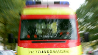 Ein Rettungswagen der Magdeburger Berufsfeuerwehr, aufgenommen am Donnerstag (26.10.2006) während eines Einsatzes. Foto: Jens Wolf   +++(c) dpa - Report+++