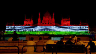 20.08.2022, Ungarn, Budapest: Das Parlamentsgebäude wird anlässlich des Nationalfeiertags zur Feier der ungarischen Staatsgründung in den ungarischen Nationalfarben beleuchtet. Foto: Peter Lakatos/MTI/AP/dpa +++ dpa-Bildfunk +++