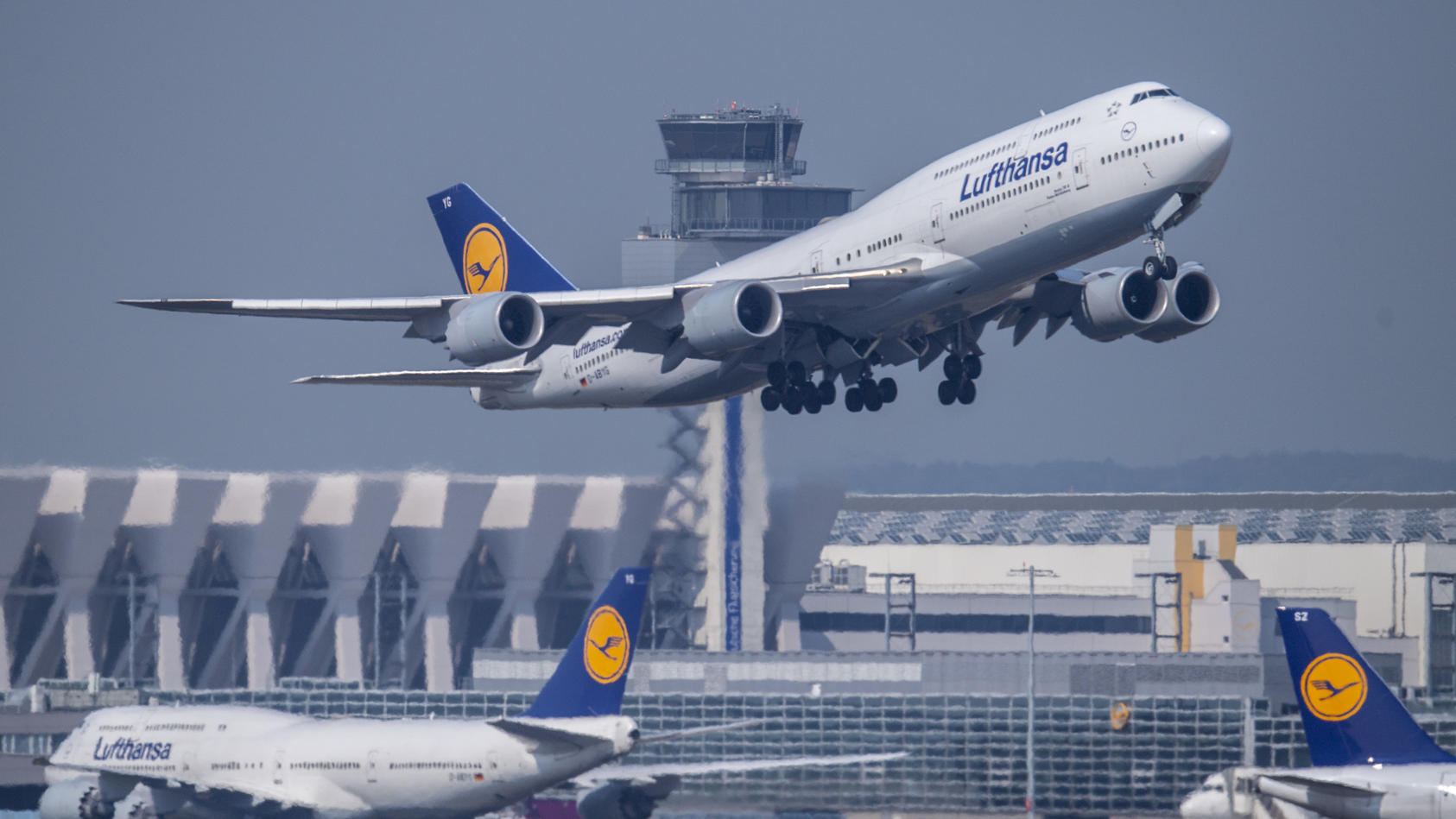 ARCHIV - 27.08.2019, Hessen, Frankfurt/Main: Eine Passagiermaschine vom Typ Boeing 747 der Lufthansa startet auf dem Flughafen. Mit einem weit überdurchschnittlichen Tarifabschluss hat die Lufthansa den Tarifkonflikt mit ihrem Bodenpersonal beigelegt